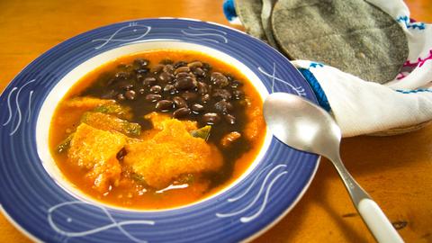 Chicharrón Vegano en Salsa Roja